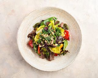 Теплий салат з телятиною та овочами (260г)