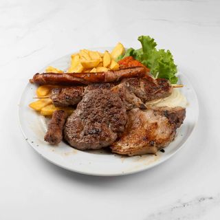 Miješano meso s pomfritom