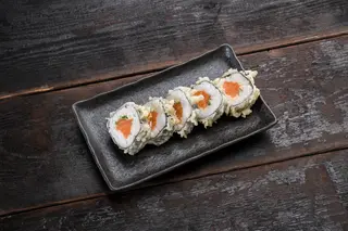 Salmon tempura maki