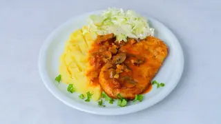 Faširana šnicla u lovačkom sosu, pire, kupus salata 600g