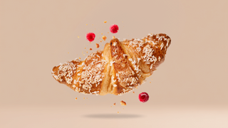 Croissant z malinami