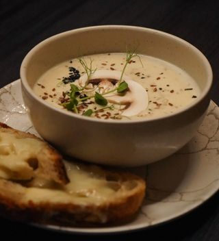 Сирний суп з курочкою та грибами