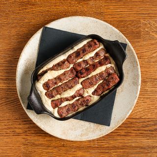 Ćevapi u umaku od kajmaka