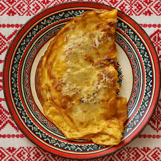 Omletă din 3 ouă cu bacon și cașcaval