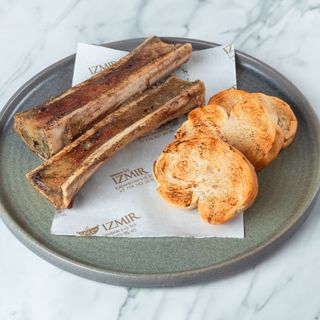 Запеченная мозговая кость с гренками