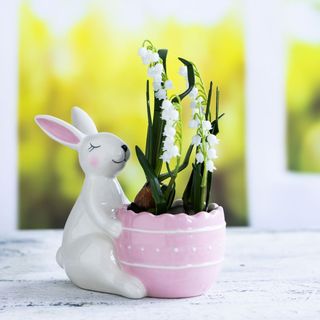 Iepuras din portelan cu cosulet oua