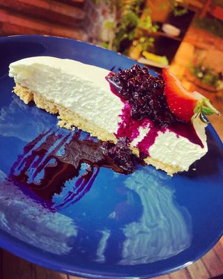 Чийзкейк с домашно сладко от боровинки  (150г)