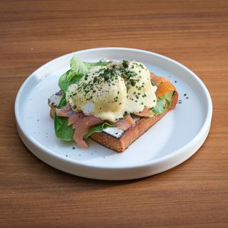 Роял Бенедикт със сьомга