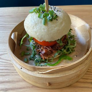 Burger Bao z szarpaną WIEPRZOWINĄ