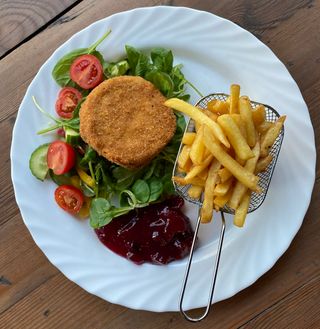 Camembert panierowany z frytkami, sałatą i żurawiną