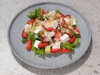 Салат з креветками та полуницею (255g)