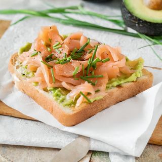 Avocado toast cream cheese e salmone