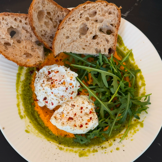 Jajka Poche z Hummusem