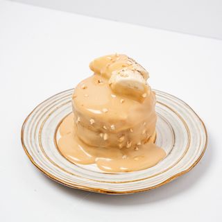 Панкейки с бананом и арахисом