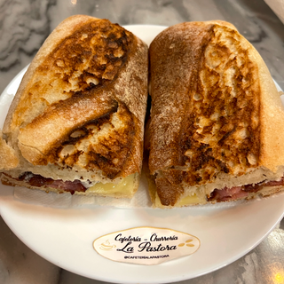 Bicadillo Bacon y queso alioli 