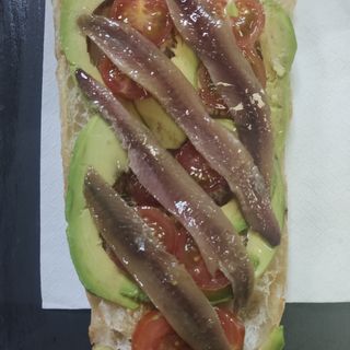 Aguacate Con Anchoas Y Tomates Cherry