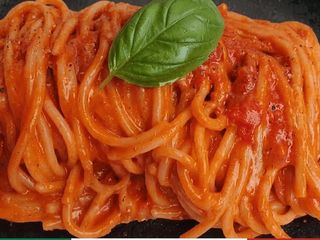 Spaghetti w sosie pomidorowym z pomidorkami koktajlowymi  Spaghetti al Pomodoro e Pomodorini (300g)