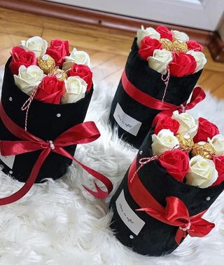 Cutie Editie Martie trandafiri si bomboane