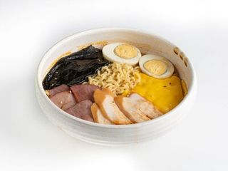 Сырный рамен с копченостями