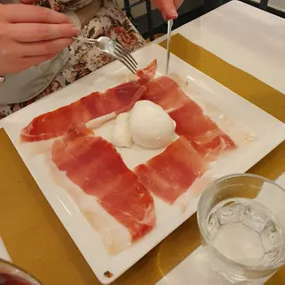 Prosciutto tagliato a mano e burrata