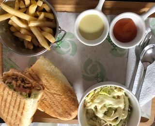 Le classic Poulet Mariné - Servi avec Salade Coleslaw + Frites