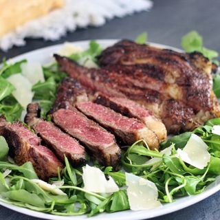 Tagliata di carne con rucola e scaglie