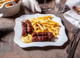 Cartofi prăjiți cu mititei