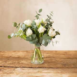 Ramo de flores de tulipanes blancos y eucalipto. 8u