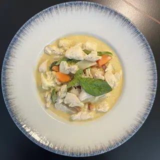 CURRY AMARILLO DE POLLO ACOMPAÑADO CON ARROZ JAZMÍN