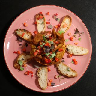 Purè de moniato amb Heüra saltejada i tartar de maduixa