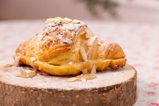 Croissant com Caramelo Salgado e Amêndoas
