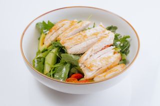 Салат с индейкой и рукколой с овощами (330 г)