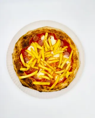 Pizza  wùrstel e patatine bufala
