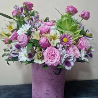 ვარდისფერ ყუთსი მოთავსებული ულამაზესი ყვავილები.