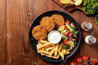 Falafel, pane, insalata e patatine