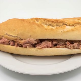 BOCADILLO DE ATÚN CON TOMATE