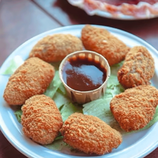 Auténticos jalapeños rellenos de queso con salsa brava o barbacoa
