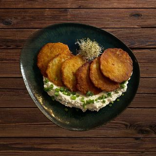 Деруни з домашнім сиром та зеленою цибулею 