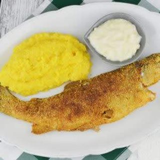 Pastrav la gratar cu mamaliguta si usturoi