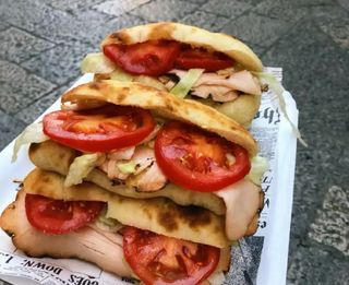 Pan focaccia fesa di tacchino, lattuga e pomodoro