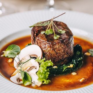 Филе миньон с стручковой фасолью и шпинатом