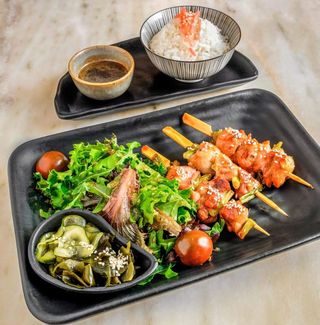 Yakitori com salada e arroz