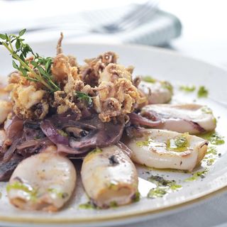 Chipirones al carbón con encebollado al oloroso