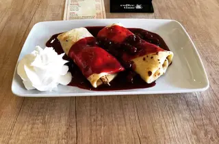 Palačinke sa sladoledom, višnjama i šlagom