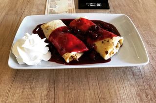 Palačinke sa sladoledom, višnjama i šlagom