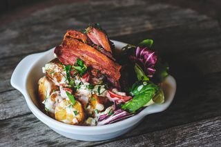 Salata de cartofi cu bacon crocant