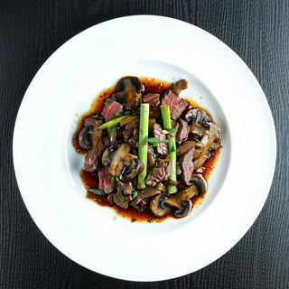 127 Manzo con funghe e bambu