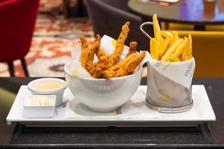 Pileći štapići sa pomfritom kečapom i Sriracha sosom