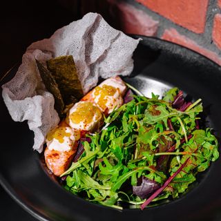 Salată cu somon si castravete granulat