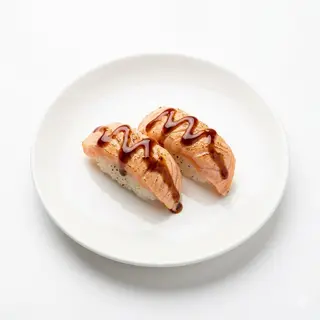 Nigiri De Salmón Flambeado Con Salsa De Anguila